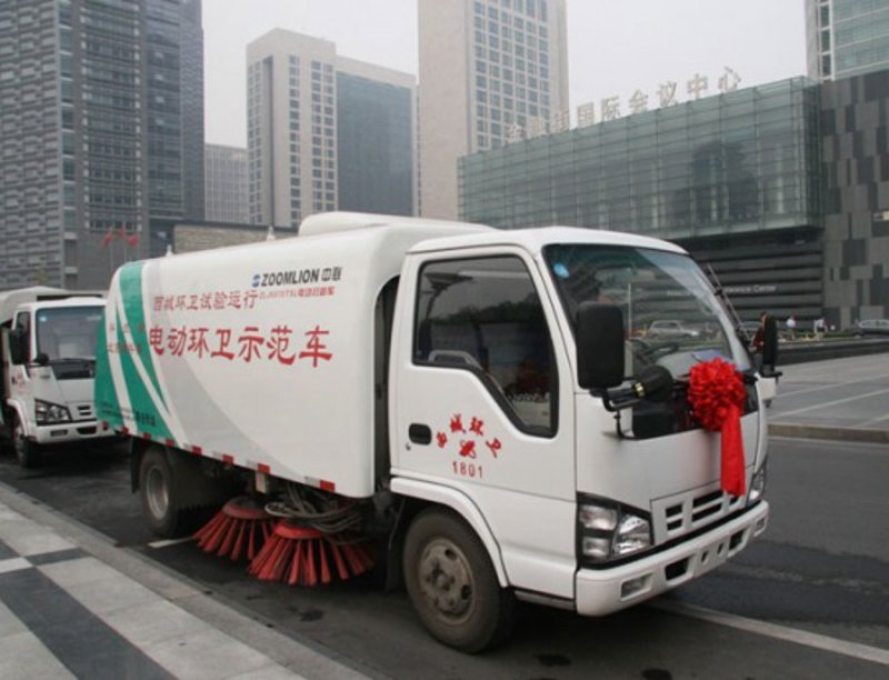 在炎热的夏季，如何让城市街道保持清洁与凉爽？答案就是选择一款合适的洒水车。今天我们就来比较一下市场上几款热销的洒水车型，看看它们都有哪些特点和优劣。